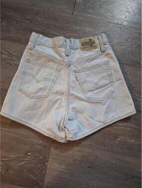 Woman’s Levi's Silver Tab High Waisted Mom Shorts Size 26 Extra Light Wash Denim